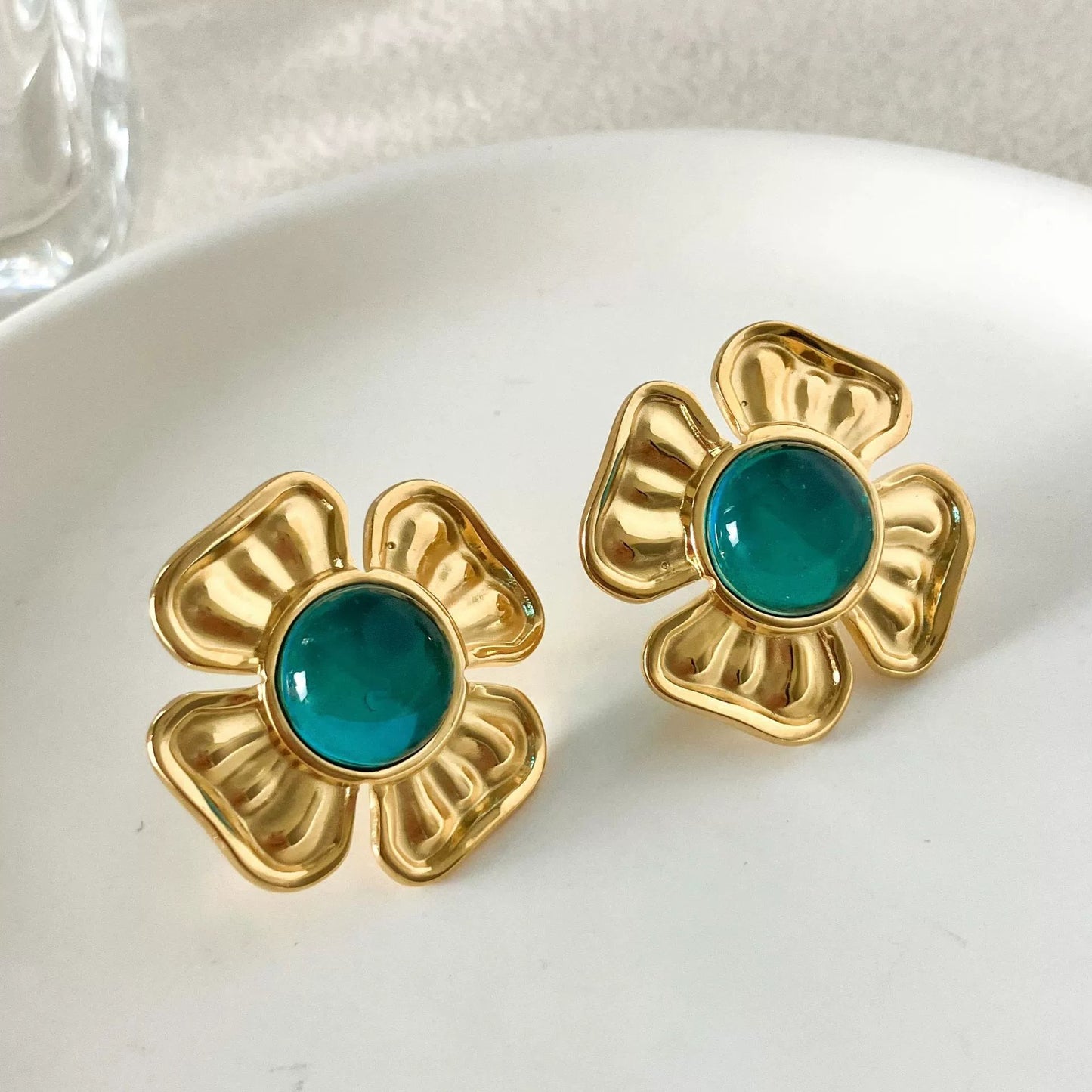 ARETE FLOR CON PIEDRA VERDE CENTRAL