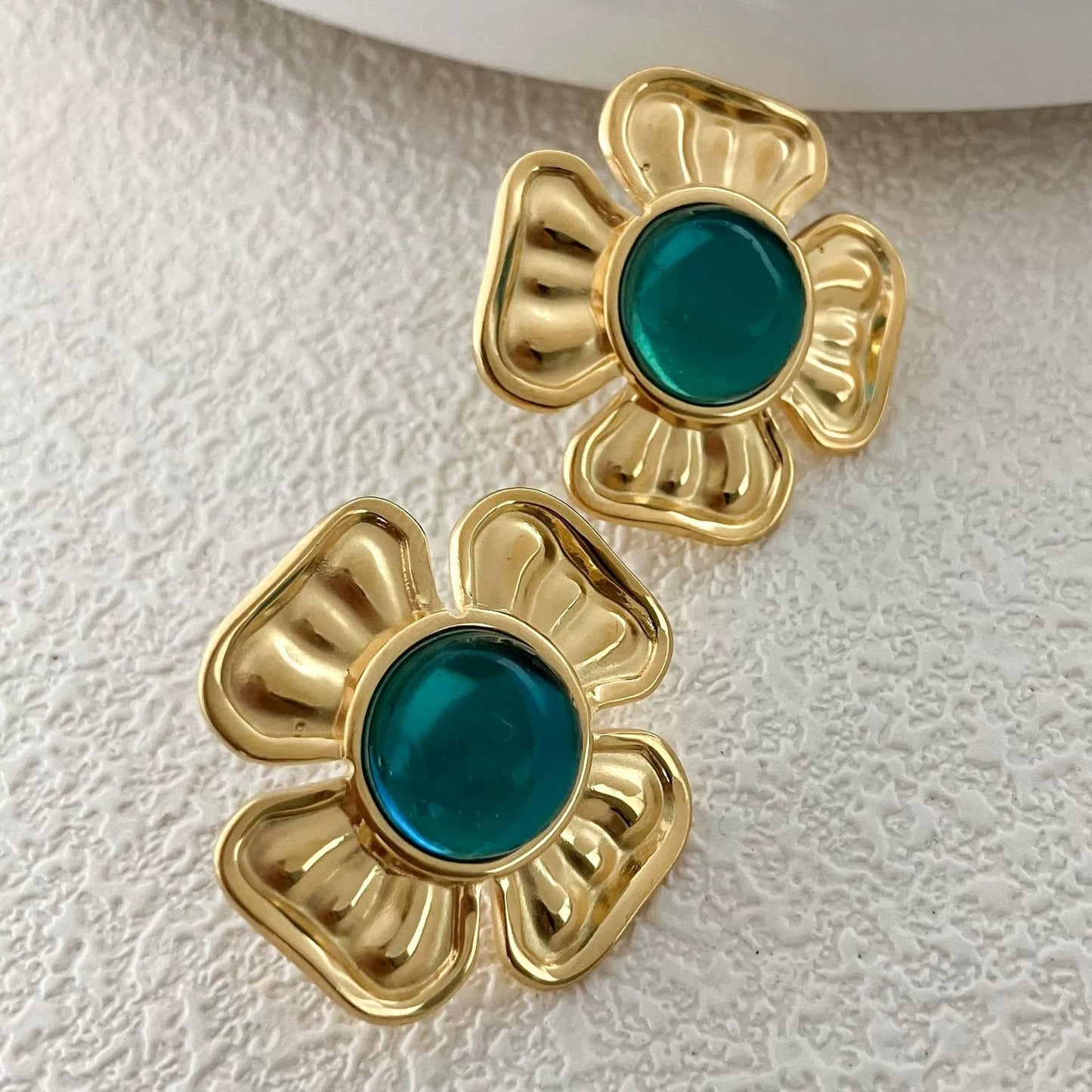 ARETE FLOR CON PIEDRA VERDE CENTRAL